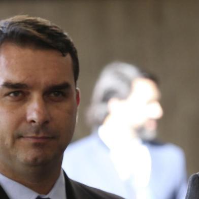  Presidente eleito fala à imprensa no CCBBO novo ministro da Infraestrutura Tarcisio Gomes de Freitas, o senador, Flavio Bolsonaro e o presidente elito, Jair Bolsonaro, durante entrevista à imprensa, no CCBB. Foto: Wilson Dias/Agência Brasil 