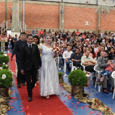 133 casais oficializaram a união civil em casamento comunitário na tarde deste sábado em Caxias do Sul.