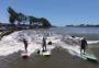 Surfistas pegam onda em "pororoca" no Rio Tramandaí