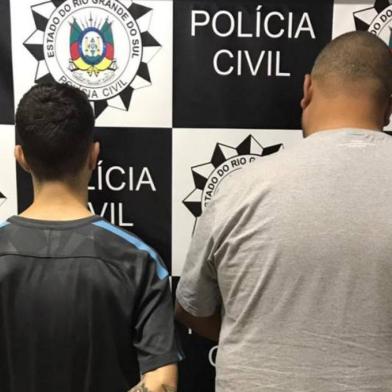  A Polícia Civil prendeu neste sábado o integrante de uma facção criminosa que atua na zona leste de Porto Alegre durante um velório em Viamão, na Região Metropolitana. O suspeito, que não teve o nome divulgado pelas autoridades, estava foragido há cerca de dois anos. O suspeito, de 23 anos, tem antecedentes por homicídio e tráfico de drogas. A operação foi realizada pela 1ª Delegacia de Homicídios e Proteção à Pessoa (DHPP). Foto: Divulgação/Polícia Civil