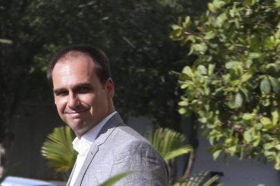  Eduardo Bolsonaro ao deixar o CCBB, em BrasíliaEduardo Bolsonaro, filho do presidente eleito Jair Bolsonaro, ao deixar o gabinete de transição no Centro Cultural Banco do Brasil (CCBB), em Brasília.Foto: Valter Campanato/Agência Brasil 