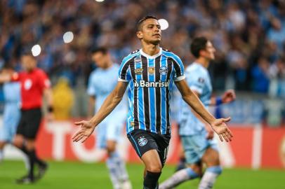 RS - FUTEBOL/CONMEBOL LIBERTADORES 2018 /GREMIO X ATLÃTICO TUCUMAN - ESPORTES - Lance da partida entre Gremio e Atletico Tucuman disputada na noite desta terca-feira, na Arena do Gremio, valida pelas quartas de final da Conmebol Libertadores 2018. FOTO: LUCAS UEBEL/GREMIO FBPA