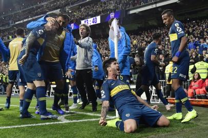  Boca Juniors Pablo Perez (C) celebrates after teammate Dario Benedetto (L) scored against River Plate during the second leg match of their all-Argentine Copa Libertadores final, at the Santiago Bernabeu stadium in Madrid, on December 9, 2018. (Photo by Javier SORIANO / AFP)Editoria: SPOLocal: MadridIndexador: JAVIER SORIANOSecao: soccerFonte: AFPFotógrafo: STF