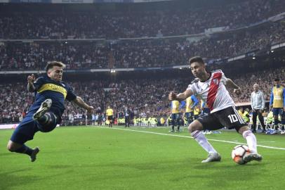  River Plates Gonzalo Martinez is challenged by Boca Juniors Julio Buffarini during the second leg match of their all-Argentine Copa Libertadores final, at the Santiago Bernabeu stadium in Madrid, on December 9, 2018. (Photo by Javier SORIANO / AFP)Editoria: SPOLocal: MadridIndexador: JAVIER SORIANOSecao: soccerFonte: AFPFotógrafo: STF