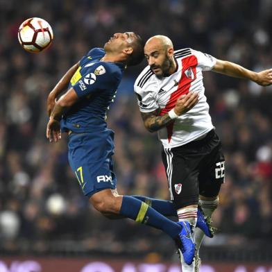  Boca Juniors Ramon Abila (L) and River Plates Javier Pinola vie for the ball during the second leg match of their all-Argentine Copa Libertadores final, at the Santiago Bernabeu stadium in Madrid, on December 9, 2018. (Photo by Gabriel BOUYS / AFP)Editoria: SPOLocal: MadridIndexador: GABRIEL BOUYSSecao: soccerFonte: AFPFotógrafo: STF