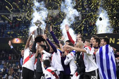  Players of River Plate celebrate with the trophy after winning the second leg match of the all-Argentine Copa Libertadores final against Boca Juniors, at the Santiago Bernabeu stadium in Madrid, on December 9, 2018. (Photo by Javier SORIANO / AFP)Editoria: SPOLocal: MadridIndexador: JAVIER SORIANOSecao: soccerFonte: AFPFotógrafo: STF