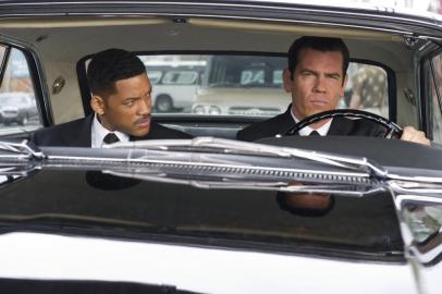 Homens de Preto 3 (Men in Black III, EUA, 2012)Diretor(es): Barry SonnenfeldElenco: Will Smith (1), Alice Eve, Josh Brolin, Tommy Lee Jones, Emma Thompson, Michael Stuhlbarg, Jemaine Clement, Bill Hader, Lady Gaga, Nicole Scherzinger, Yuri Lowenthal, Joseph R. Gannascoli, Kevin Covais, Michael Chernus, Lenny VenitoSINOPSE: Nesta terceira parte da série Homens de Preto, o Agente J deve viajar no tempo e retornar aos anos de 1960, ainda no início da Agência MIB. Sua principal missão é evitar de todas as formas o assassinato de seu futuro amigo Agente K por um alienígena que vive disfarçado entre os humanos. Com isso, ele estará mudando o curso da história.