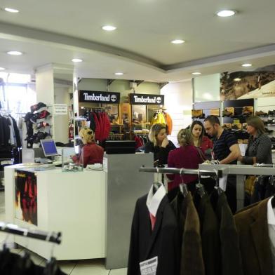  CAXIAS DO SUL, RS, BRASIL  (03/07/2013) Compras para o Dia dos Pais. Reportagem verifica consumo nas lojas centrais de Caxias do Sul  e  Shopping Iguatemi. Dia dos Pais 2013. Na foto,   Loja Moda Viva Homem. (Roni Rigon/Pioneiro)