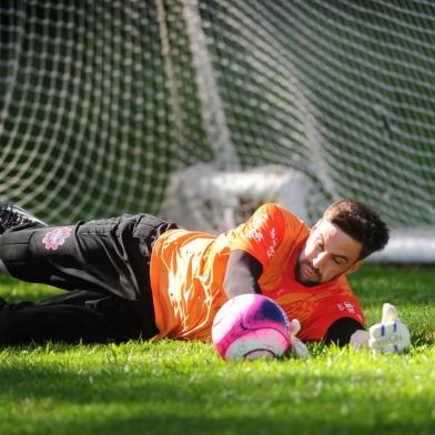  CAXIAS DO SUL, RS, BRASIL, 07/12/2018. Treino do Caxias no gramado suplementar. O Caxias se prepara para disputar o Gauchão 2019. Na foto, goleiro Luís Cetin. (Porthus Junior/Agência RBS)Indexador: ANTONIO VALIENTE                