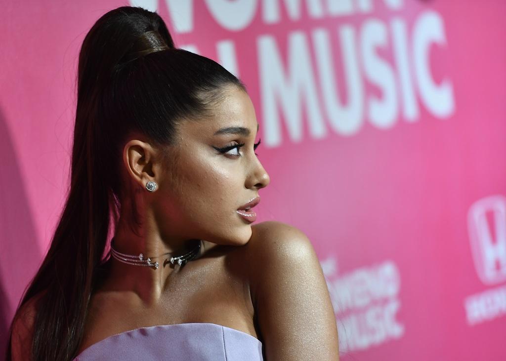 Ariana Grande faz tatuagem em japonês e erra (duas vezes)