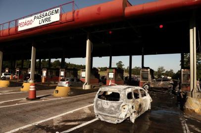  GRAVATAÍ, RS, BRASIL, 10-12-2018. Acidente entre dois veículos causa incêndio no pedágio de Gravataí da freeway (CARLOS MACEDO/AGÊNCIA RBS) )