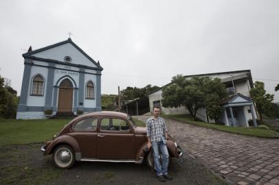 PINTO BANDEIRA, RS, BRASIL - Matéria Especial DOC sobre Capiteis na cidade de Pinto Bandeira. Em frente ao Capitel de São Vítor, da família Provensi , o escritor, fotógrafo e pesquisador, fabiano Mazzotti. (JEFFERSON BOTEGA/AGÊNCIA RBS)