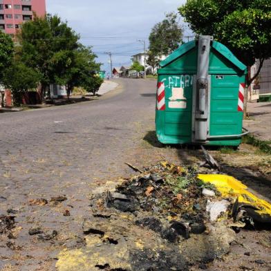  CAXIAS DO SUL, RS, BRAIL (19/12/2016). Conteiner Incendiado na rua José´Gollo, bairro Marechal Floriano. Família Pedrosa. (Roni Rigon/Pioneiro)