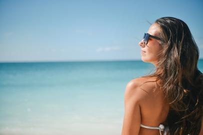 Foto: Pexels, reproduçãosea-sunny-person-beachImportação Donnahttp://cdn.revistadonna.c