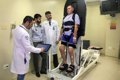 A Santa Casa de Porto Alegre é o primeiro hospital da América Latina a contar com um equipamento computadorizado de reabilitação robótica que auxilia pacientes com dificuldades motoras a restabelecerem os movimentos em menos tempo. Trata-se de uma prancha ortostática (que coloca a pessoa em pé) com eletroestimulação de membros inferiores. 