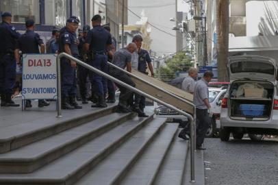  Aerial view showing people gathering outside the Cathedral of Campinas, 90 km northwest of Sao Paulo, Brazil, on December 11, 2018, after a man opened fire during mass and killed at least five people before committing suicide. - Paramedics told media the man fired a revolver and a .38-caliber pistol inside the cathedral, also wounding several people before killing himself. The motive of the shooting and the identity of the gunman were not immediately known. (Photo by Ari FERREIRA / AFP)Editoria: CLJLocal: CampinasIndexador: ARI FERREIRASecao: crimeFonte: AFPFotógrafo: STR