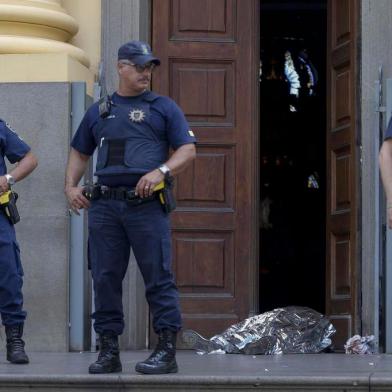  Aerial view showing people gathering outside the Cathedral of Campinas, 90 km northwest of Sao Paulo, Brazil, on December 11, 2018, after a man opened fire during mass and killed at least five people before committing suicide. - Paramedics told media the man fired a revolver and a .38-caliber pistol inside the cathedral, also wounding several people before killing himself. The motive of the shooting and the identity of the gunman were not immediately known. (Photo by Ari FERREIRA / AFP)Editoria: CLJLocal: CampinasIndexador: ARI FERREIRASecao: crimeFonte: AFPFotógrafo: STR