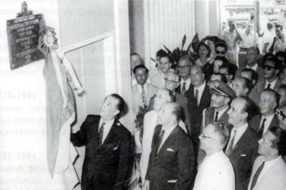  O novo prédio da Faculdade de Arquitetura da Universidade Federal do Rio Grande do Sul, foi inaugurado em 1958 pelo então presidente Juscelino Kubitschek, com a presença dos alunos da turma que se formou em 1962.