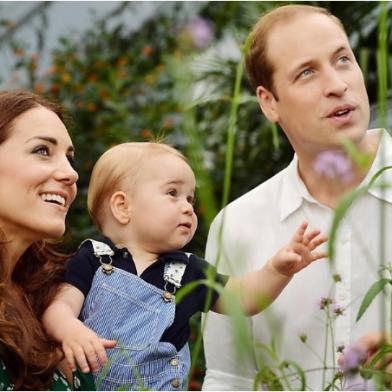 Príncipe George e os pais, William e Kate, em foto oficial em visita ao Museu de História