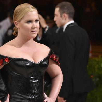 Amy Schumer no tapete vermelho do Met Gala 2017 | Foto: Mike Coppola, AFPMike Coppola  GE