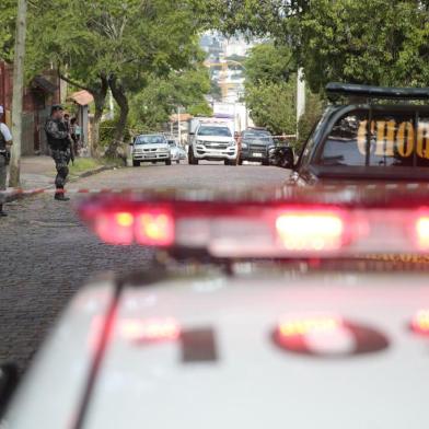 PORTO ALEGRE, RS, BRASI, 10-12-2018. Dois homens foram mortos na tarde desta segunda-feira (10), no bairro Teresópolis, na zona sul de Porto Alegre. Segundo informações preliminares, o duplo homicídio aconteceu na Rua Antônio Divan, próximo ao cruzamento com a Rua Sepé Tiaraju. (ANDRÉ ÁVILA/AGÊNCIA RBS)