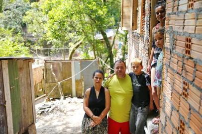  PORTO ALEGRE, RS, BRASIL, 11-12-2018: Marcelo Rocha (46 anos) e Tatiane Maciel (33 anos), moradores de casa à beira de morro, em construção no bairro Jardim Carvalho, integram a faixa de extrema pobreza, na qual 66 mil gaúchos entraram entre 2016 e 2017 (FOTO FÉLIX ZUCCO/AGÊNCIA RBS, Editoria de Notícias).