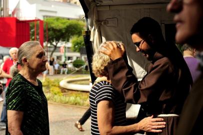  CAXIAS DO SUL, RS, BRASIL, 12/12/2018bênção dos freis capuchinhos. Programação ocorre ao longo de toda a quarta na Praça Dante. (Lucas Amorelli/Agência RBS)