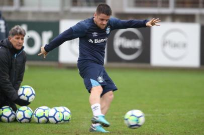  PORTO ALEGRE-RS-BRASIL- 06/07/2018- Treino do Grêmio, Renato lança a bola para Ramiro arrematar a gol.  FOTO FERNANDO GOMES/ZERO HORA.