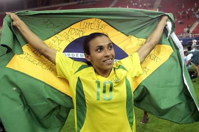 Craques como a jogadora de futebol Marta exigem igualdade de tratamento em relação aos atl