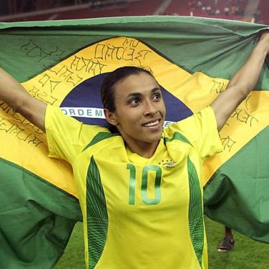 Craques como a jogadora de futebol Marta exigem igualdade de tratamento em relação aos atl