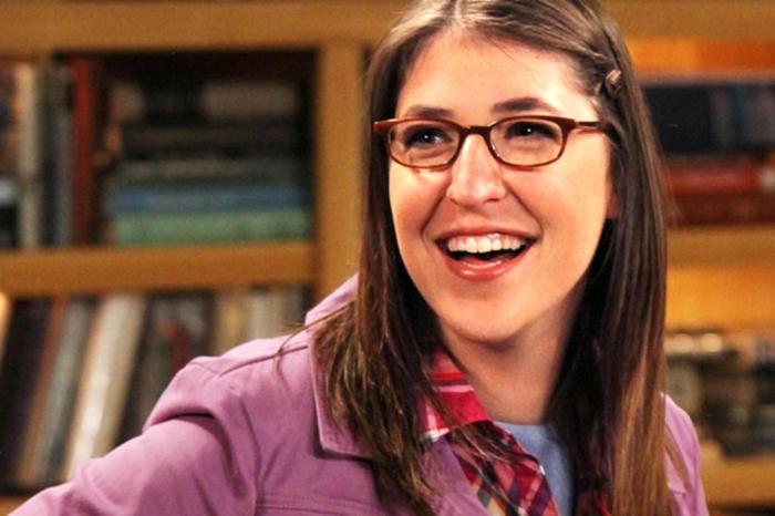 Mayim Bialik vive a personagem Amy Farrah Fowler no seriado The Big Bang Theory / Mayim Bialik vive a personagem Amy Farrah Fowler no seriado The Big Bang Theory