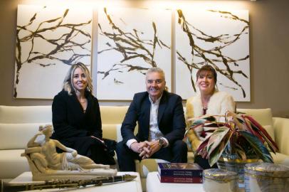  PORTO ALEGRE, RS, BRASIL, 23-07-2018.  Karina Capaverde, Valdecir Santos e Vera  Capaverde. Abertura da Casa Cor 2018.  (FOTO ANDRÉA GRAIZ/AGÊNCIA RBS)Indexador: Andrea Graiz