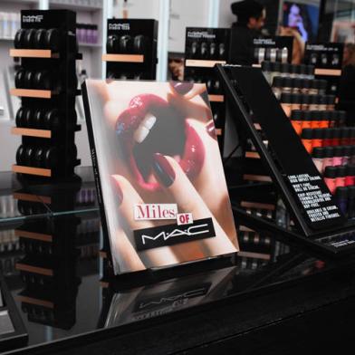 MAC Cosmetics Celebrates Brooke Shields Collection At 5th Avenue Flagship In NYCImportaçã