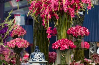 A composição traz adiversidade de flores efolhas em tons de rosa,que unidas formam uma