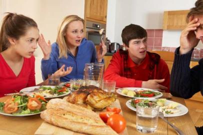 Teenage Family Having Argument Whilst Eating Lunch Together In KitchenImportação Donnaht