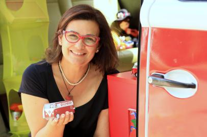 Christina Dias e sua Kombina, a kombi adaptada como biblioteca móvelkombi1Importação Don