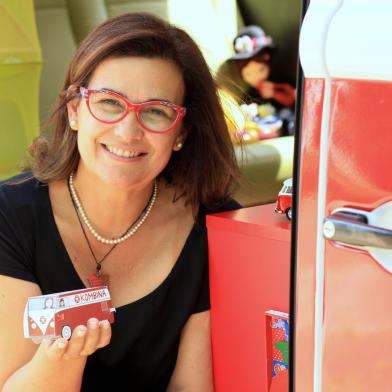 Christina Dias e sua Kombina, a kombi adaptada como biblioteca móvelkombi1Importação Don