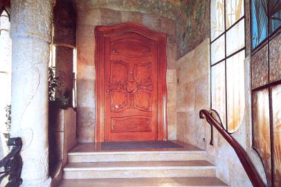 A majestosa porta de entrada da Casa Milá, em Barcelona, um edifício de sete andares, proj