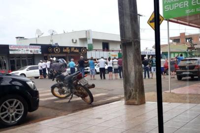  Pelo menos seis ladrões assaltaram as agências do Sicredi e do Banrisul na tarde desta quarta-feira (12), em Trindade do Sul, no norte do Estado, e obrigaram moradores a formar cordão humano.