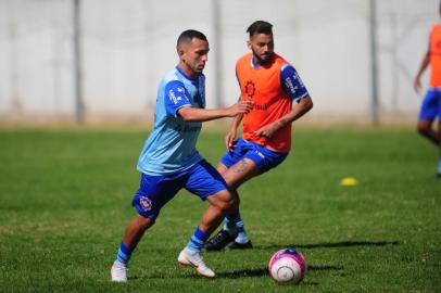  CAXIAS DO SUL, RS, BRASIL, 07/12/2018. Treino do Caxias no gramado suplementar. O Caxias se prepara para disputar o Gauchão 2019. Na foto, atacante Léo Jaime. (Porthus Junior/Agência RBS)Indexador: ANTONIO VALIENTE                