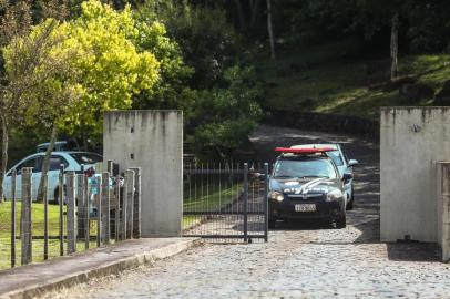  ANTA GORDA, RS, BRASIL, 12/12/2018 - Trinta dias do desaparecimento de Jacir Potrich, 55 anos, gerente de uma agência do Sicredi em Anta Gorda. Na foto - Polícia saindo do condomínio do desaparecido. (FOTOGRAFO:ISADORA NEUMANN / AGENCIA RBS)Indexador: ISADORA NEUMANN