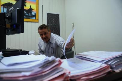  ANTA GORDA, RS, BRASIL, 12/12/2018 - Trinta dias do desaparecimento de Jacir Potrich, 55 anos, gerente de uma agência do Sicredi em Anta Gorda. Na foto - Delegado Guilherme Pacífico da Silva, responsável pelo caso. (FOTOGRAFO:ISADORA NEUMANN / AGENCIA RBS)Indexador: ISADORA NEUMANN