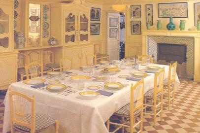 Sala de almoço de Claude Monet , no Museu Giverny , com coberta de mesa de porcelana Limòg