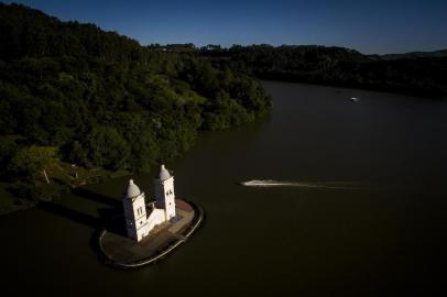 ITÁ, SC, BRASIL, 09-11-2018: Torres da Igreja São Pedro, a parte de resistiu da antiga cidade de Itá, submersa com a construção da Usina Hidrelétrica na região. As cidades de Aratiba (RS) e Itá (SC) foram atingidas pela construção da barragem da usina hidrelétrica de Itá, há 25 anos, e tiveram que ser reconstruídas e a população removida. (Foto: Mateus Bruxel / Agência RBS)