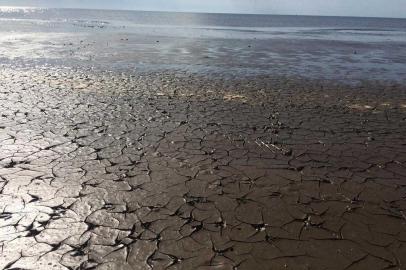 O reaparecimento de lama na Praia do Cassino, em Rio Grande, durante o fim de semana, reascendeu a discussão sobre sua causa. O grupo SOS Cassino registrou, em fotos e vídeos nas redes sociais, a lama na orla da praia e a atribui as obras de dragagem do canal de acesso ao Porto de Rio Grande, o que é negado pela Superintendência do Porto (SUPRG).