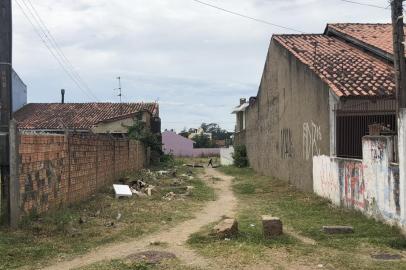 Rua Marielle Franco é, na verdade, um beco sem nenhum morador, onde não passam carros e há acúmulo de lixo