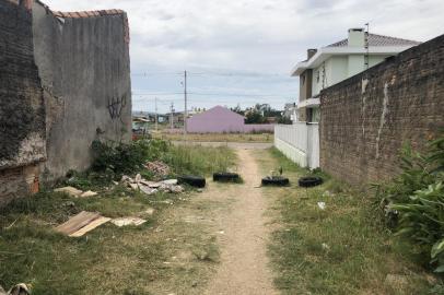 Rua Marielle Franco é, na verdade, um beco sem nenhum morador, onde não passam carros e há acúmulo de lixo