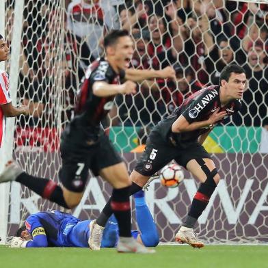 Pablo marca para o Atlético-PR na final da Copa Sul-Americana, contra o Junior-COLPablo (R) of Brazils Atletico Paranaense, celebrates after scoring against Colombia's Junior, during their 2018 Copa Sudamericana final football match held at Arena da Baixada stadium, in Curitiba, Brazil, on December 12, 2018. (Photo by Heuler Andrey / AFP)