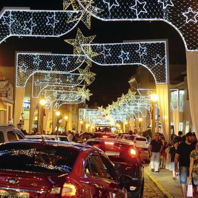 Noite Branca, em Garibaldi, para estimular o comércio e promover a ocupação das ruas da cidade pelas pessoas. Na foto também, a decoração natalina.