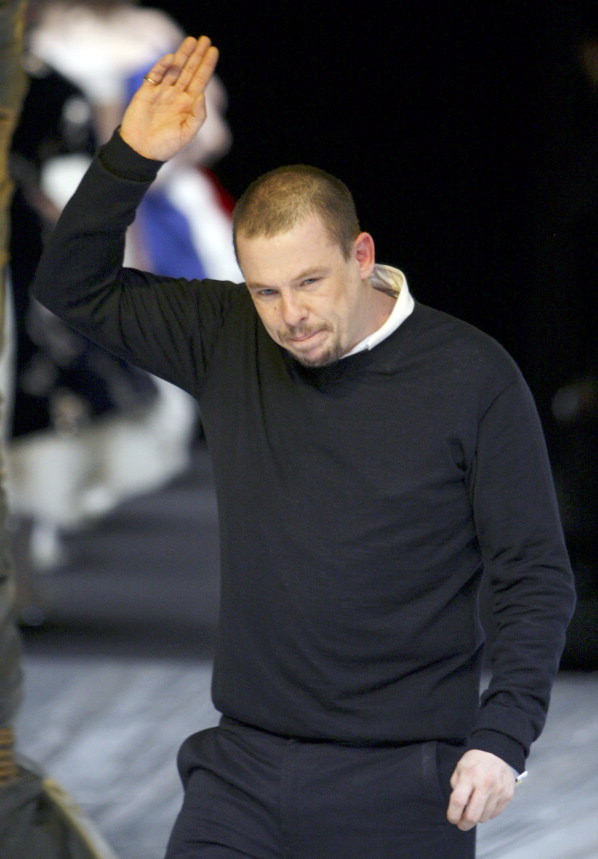 Morte de Alexander McQueen foi por asfixia Donna